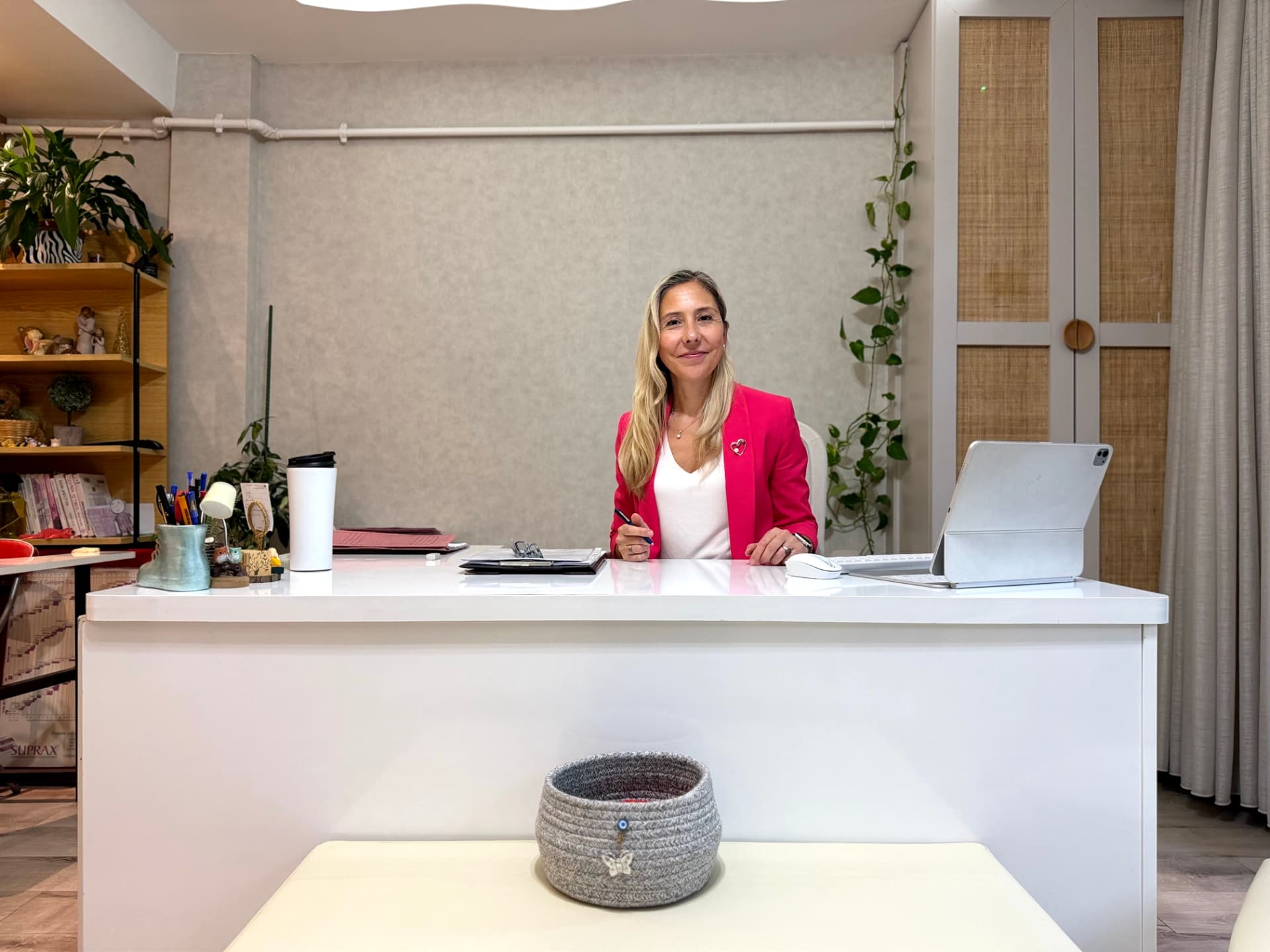 Ebru Yüksel Erer danışma odasında masası